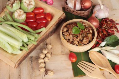 Baharatlı domuz eti lezzetli taze sebze ile yapıştırır