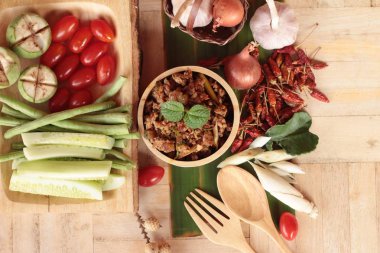 Baharatlı domuz eti lezzetli taze sebze ile yapıştırır