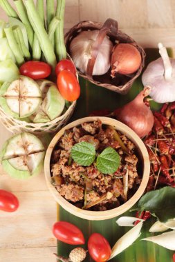 Baharatlı domuz eti lezzetli taze sebze ile yapıştırır