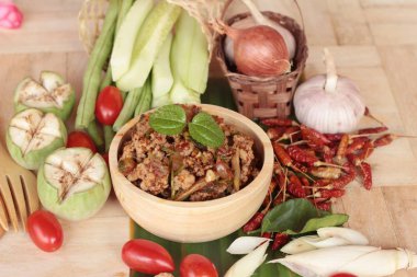 Baharatlı domuz eti lezzetli taze sebze ile yapıştırır