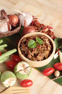 Baharatlı domuz eti lezzetli taze sebze ile yapıştırır