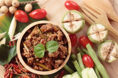 Baharatlı domuz eti lezzetli taze sebze ile yapıştırır