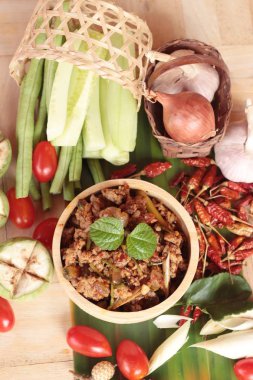 Baharatlı domuz eti lezzetli taze sebze ile yapıştırır