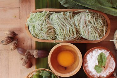 Yeşim şehriye sebze ve yumurta yapma