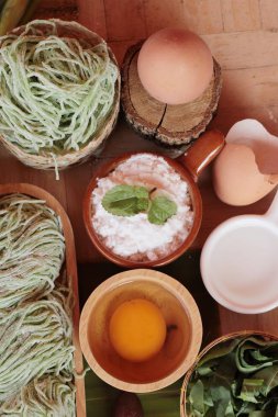 Yeşim şehriye sebze ve yumurta yapma