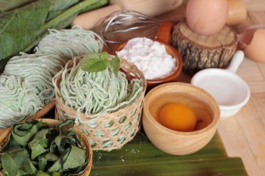 Yeşim şehriye sebze ve yumurta yapma