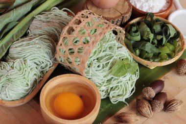 Yeşim şehriye sebze ve yumurta yapma