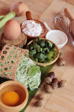 Yeşim şehriye sebze ve yumurta yapma