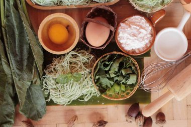 Yeşim şehriye sebze ve yumurta yapma