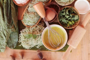 Yeşim şehriye sebze ve yumurta yapma