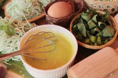 Yeşim şehriye sebze ve yumurta yapma