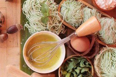 Yeşim şehriye sebze ve yumurta yapma