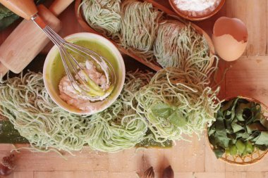 Yeşim şehriye sebze ve yumurta yapma