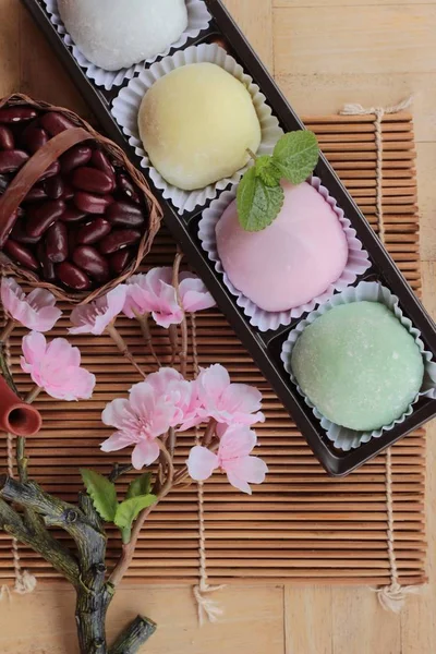 Daifuku моті японський десерт і гарячий чай — стокове фото