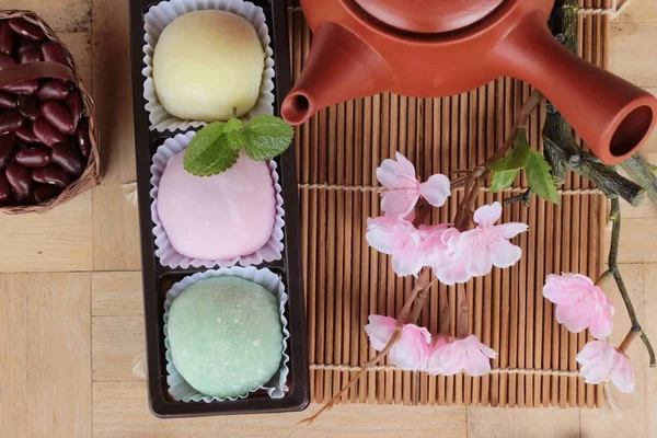 Daifuku Mochi Sobremesa japonesa e chá quente — Fotografia de Stock