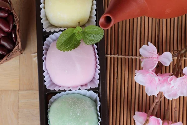 Daifuku Mochi japansk dessert och varmt te — Stockfoto
