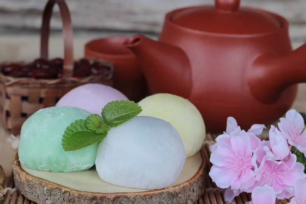 Daifuku Mochi Postre japonés y té caliente — Foto de Stock