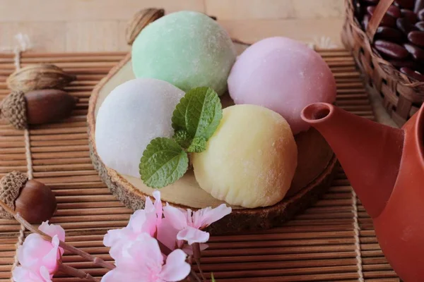 Daifuku Mochi japansk dessert och varmt te — Stockfoto