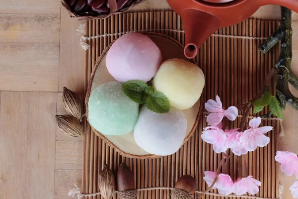 Daifuku Mochi japansk dessert och varmt te — Stockfoto