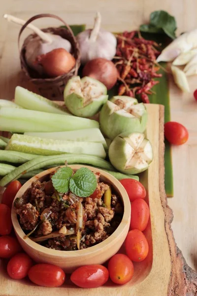 Würzige Schweinepaste köstlich mit frischem Gemüse — Stockfoto