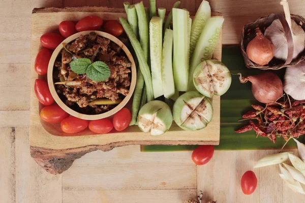 Pastas picantes de cerdo deliciosas con verduras frescas — Foto de Stock