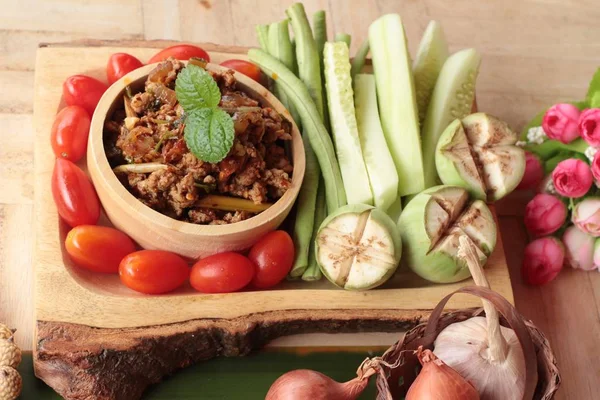 Paste di maiale piccanti deliziose con verdure fresche — Foto Stock