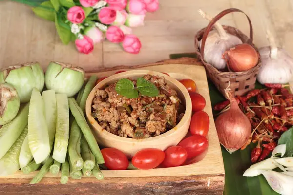 Spicy pork pastes delicious with fresh vegetables — Stock Photo, Image