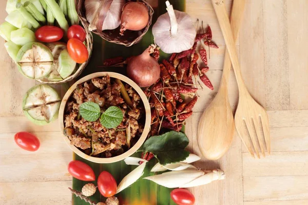 Pastas picantes de cerdo deliciosas con verduras frescas — Foto de Stock