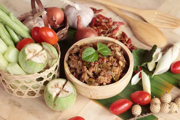 Pastas picantes de cerdo deliciosas con verduras frescas — Foto de Stock