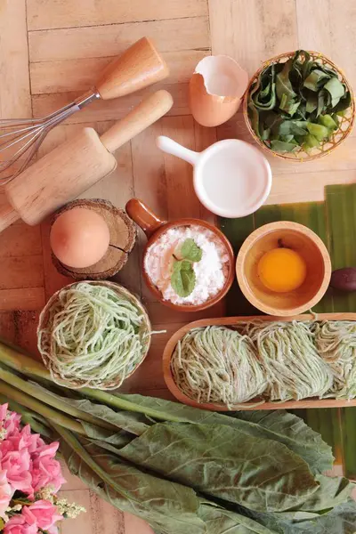 Hacer fideos de jade hechos de verduras y huevo — Foto de Stock