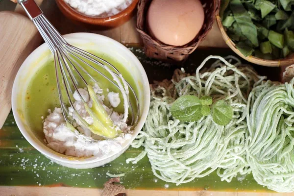 Fare tagliatelle di giada fatta di verdure e uova — Foto Stock