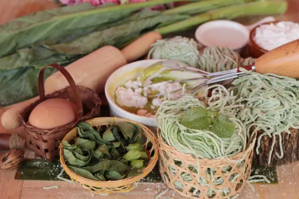 Fare tagliatelle di giada fatta di verdure e uova — Foto Stock