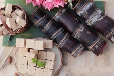 Kahverengi şeker küpleri organik ve kamışı