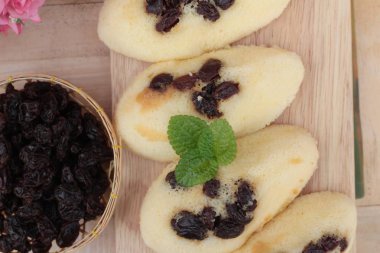 Üzümlü kek ve sıcak kahve lezzetli