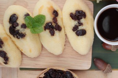Üzümlü kek ve sıcak kahve lezzetli