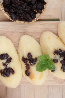 Üzümlü kek ve sıcak kahve lezzetli