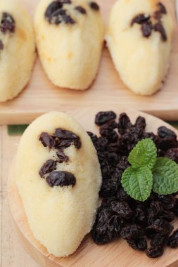 Üzümlü kek ve sıcak kahve lezzetli