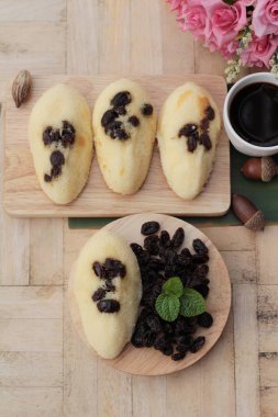 Üzümlü kek ve sıcak kahve lezzetli