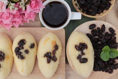 Üzümlü kek ve sıcak kahve lezzetli