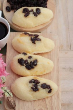 Üzümlü kek ve sıcak kahve lezzetli