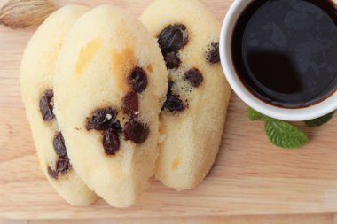 Üzümlü kek ve sıcak kahve lezzetli