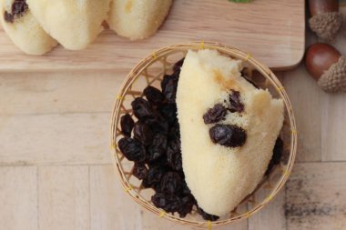 Üzümlü kek ve sıcak kahve lezzetli