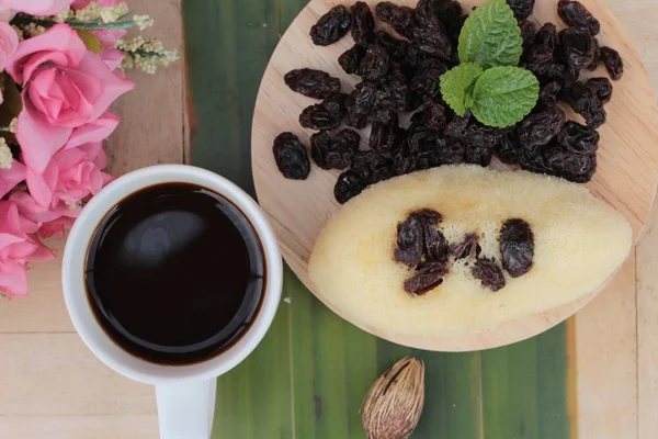 Torta di uva passa e caffè caldo è delizioso — Foto Stock