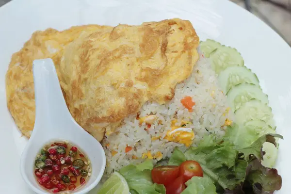 Nasi goreng dengan kepiting dan telur dadar lezat . — Stok Foto