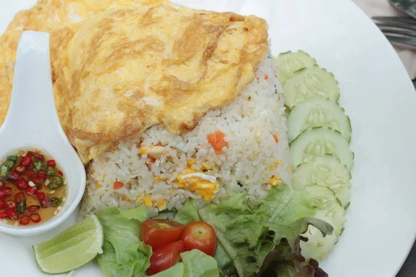 Nasi goreng dengan kepiting dan telur dadar lezat . — Stok Foto