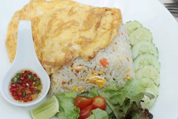 Nasi goreng dengan kepiting dan telur dadar lezat . — Stok Foto