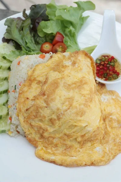 Riz frit au crabe et omelette délicieux . — Photo