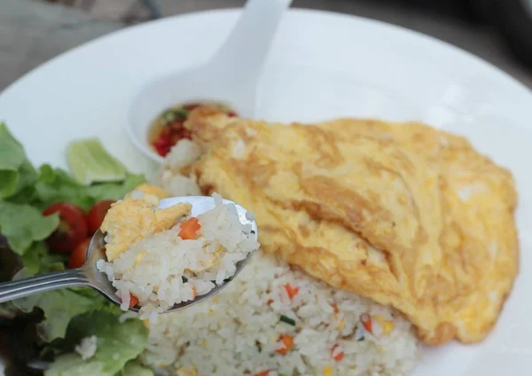 Arroz frito com caranguejo e omelete delicioso . — Fotografia de Stock