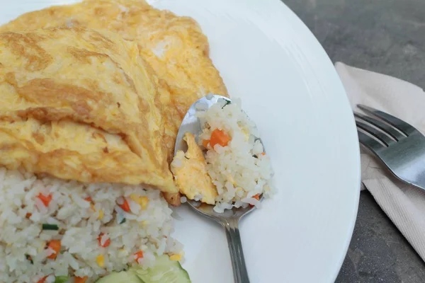 Riz frit au crabe et omelette délicieux . — Photo