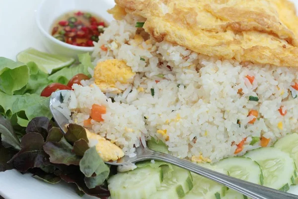 Nasi goreng dengan kepiting dan telur dadar lezat . — Stok Foto